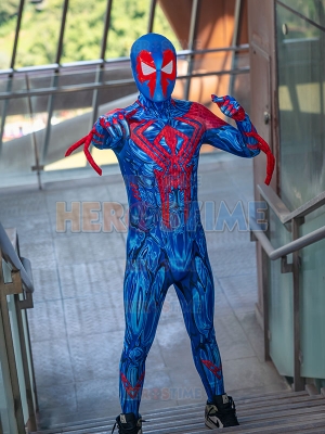 A través del traje de cosplay Spider-Verse Spider 2099